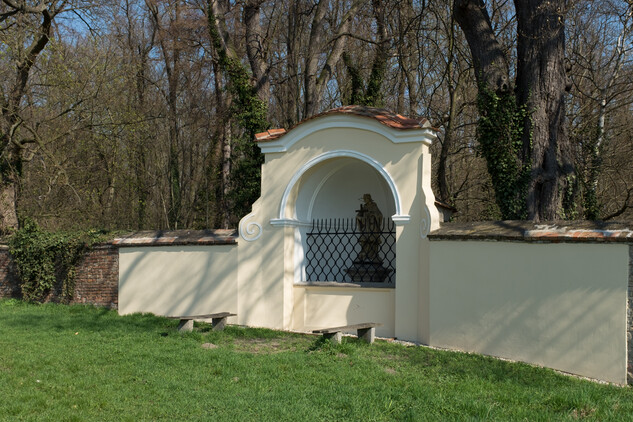 Poklona sv. Janu Nepomuckému z roku 1765 jakou součást ohradní zdi bažantnice. | © František Sysel