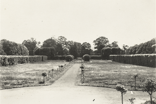 Francouzská zahrada kolem roku 1930.