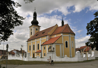 Kostel Všech svatých z let 1697-1701 s unikátní ohradní zdí ozdobenou barokními sochami světců. | © František Sysel